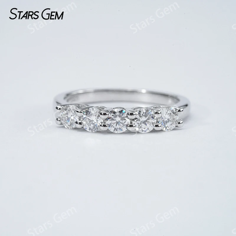 Anello con diamanti a cinque pietre Moissanite a taglio brillante rotondo in argento sterling Starsgem S925