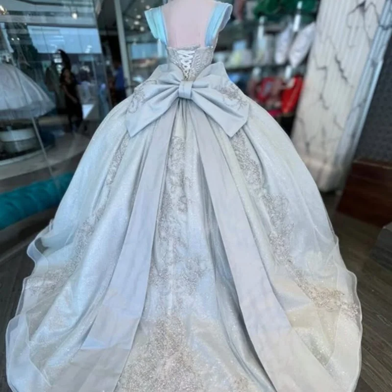Błyszcząca jasnoszara suknia Quinceañera z koronką, kryształkami, brokatowymi aplikacjami, długim trenem i kokardą, vestidos de 15 Quinceañera ﻿ Dostosowane
