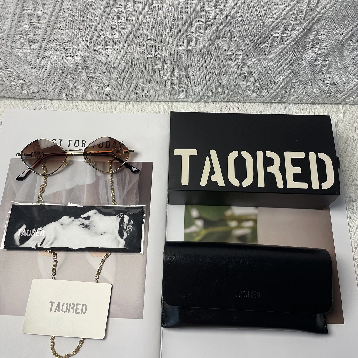 2026 New Trendy Fashion Women's Sunglasses with Chain Luxury Designer Eyewear Cat Eye Outdoor Small Metal Frame UV400 Sunglasses