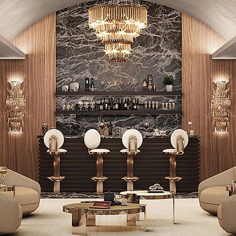 브러시드 골드 마감의 고급 금속 바 스툴, 가죽 안장과 안정적인 지지대, 가족 식사에 적합