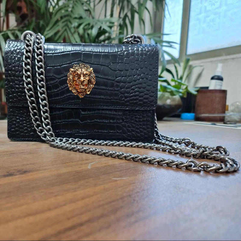 

Новая сумка через плечо из натуральной кожи на одно плечо с ремешком-цепочкой и небольшой квадратной формой. Модный дизайн 34.