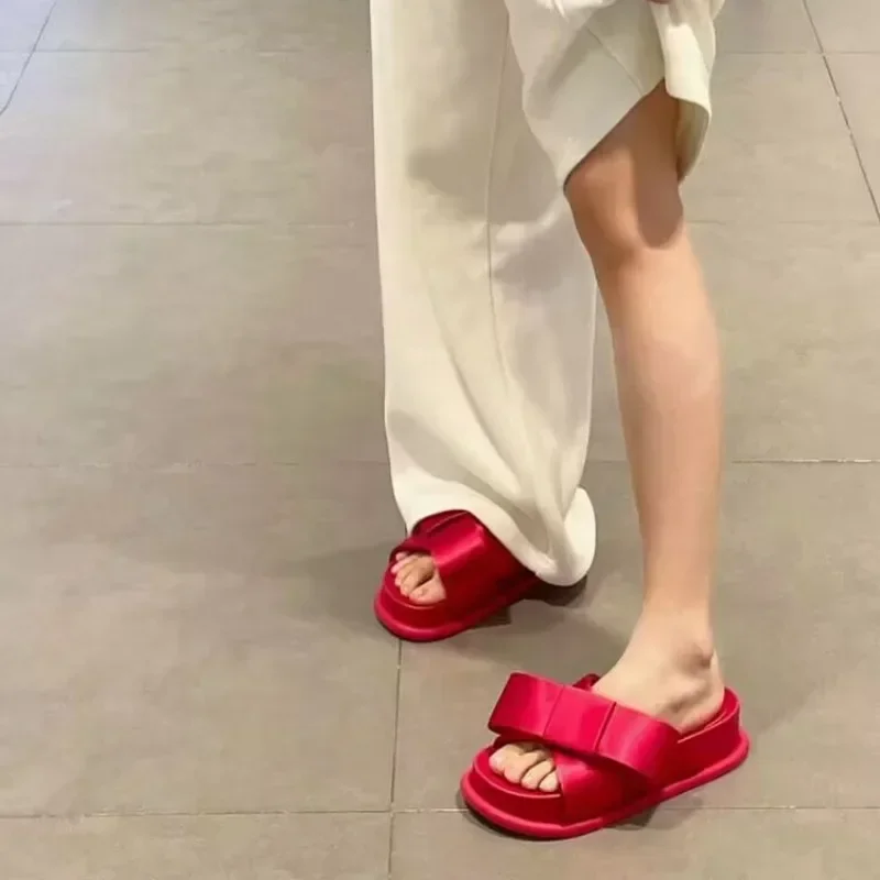 

2025 женская летняя элегантная пляжная обувь на платформе с бантом, тапочки с перекрестной лентой, атласные бархатные сандалии на плоской подошве, отпускная обувь, шлепанцы