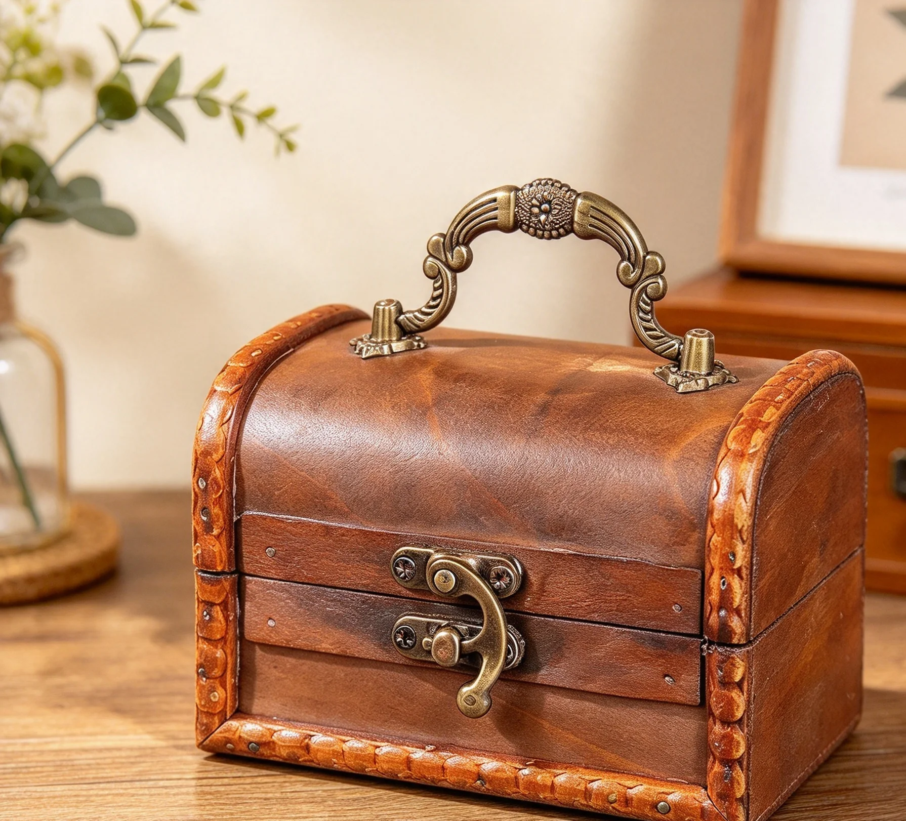 Very small jewelry box for storing jewelry, decorative packaging for gifts, wooden handicrafts / decorative items