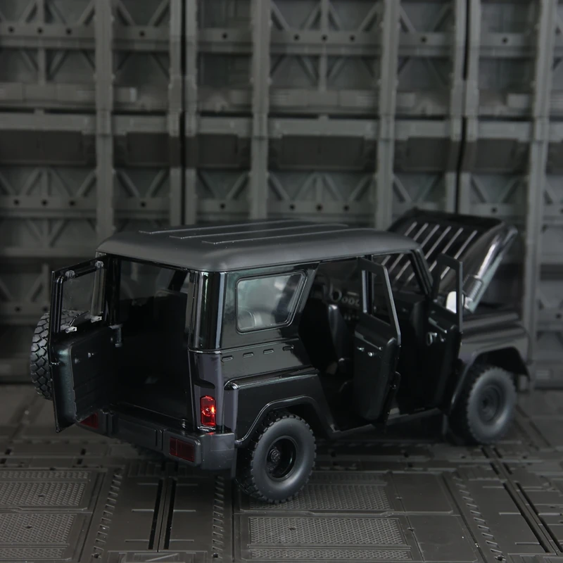 

1:18 simulation Watts Hunter off-road vehicle alloy model doors and the front hood and trunk door can be opened rich details