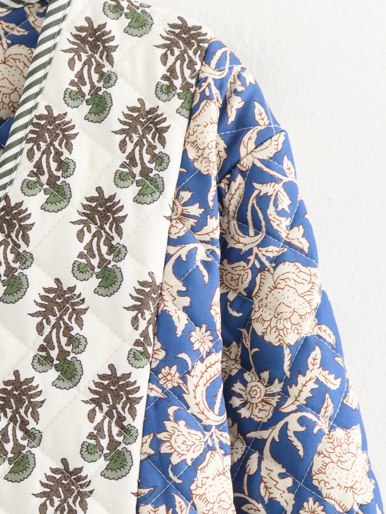 Cappotto imbottito trapuntato reversibile da donna |   Giacca con stampa fronte-retro e tinta unita