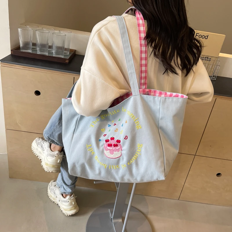 Dopamine Embroidered Bag for Women 2024 New Fresh Contrast Single Shoulder Bag for Women Large Capacity Academy Style Tote Bag