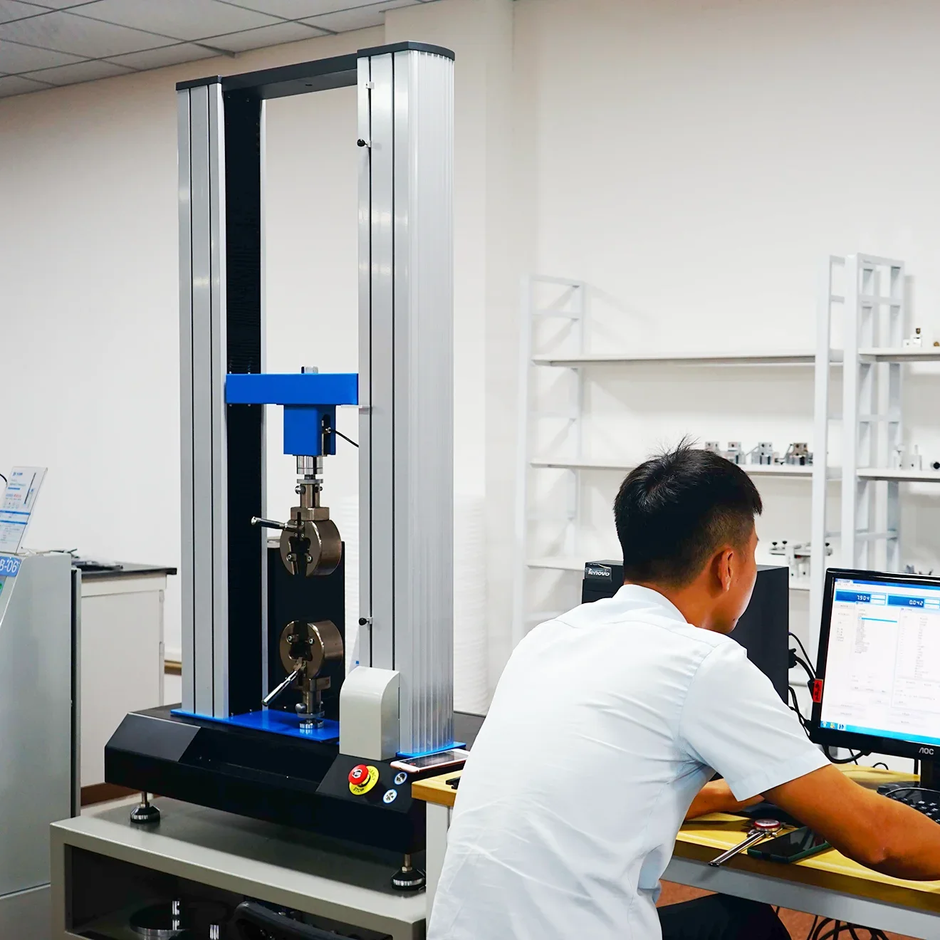 Universal tensile testing machine for plastic polymer materials, compliant with ASTM D 638 and ISO 527 standards