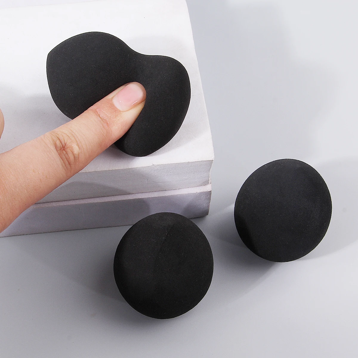 Zestaw 3 czarnych gąbek do makijażu: gąbka w kształcie kropli wody/tykwy/ukosu, puder w pudrze, do stosowania na sucho i na mokro, podkład, beauty blender