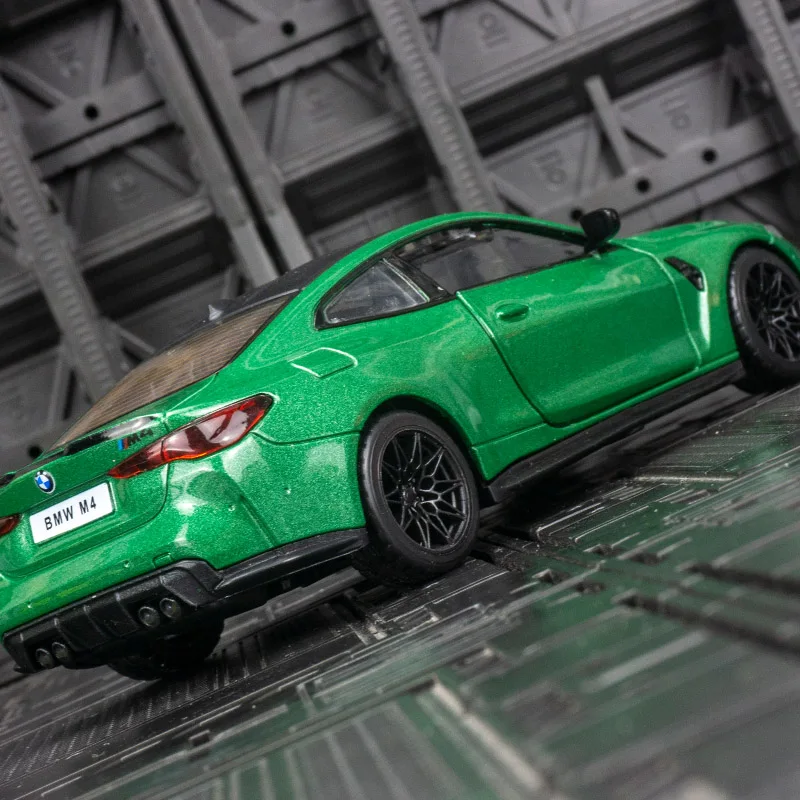 1:32 BMW M4 G82 coche en miniatura de aleación adornos niños acústica-óptica coche de juguete extraíble 2 puertas se pueden abrir mano de obra fina