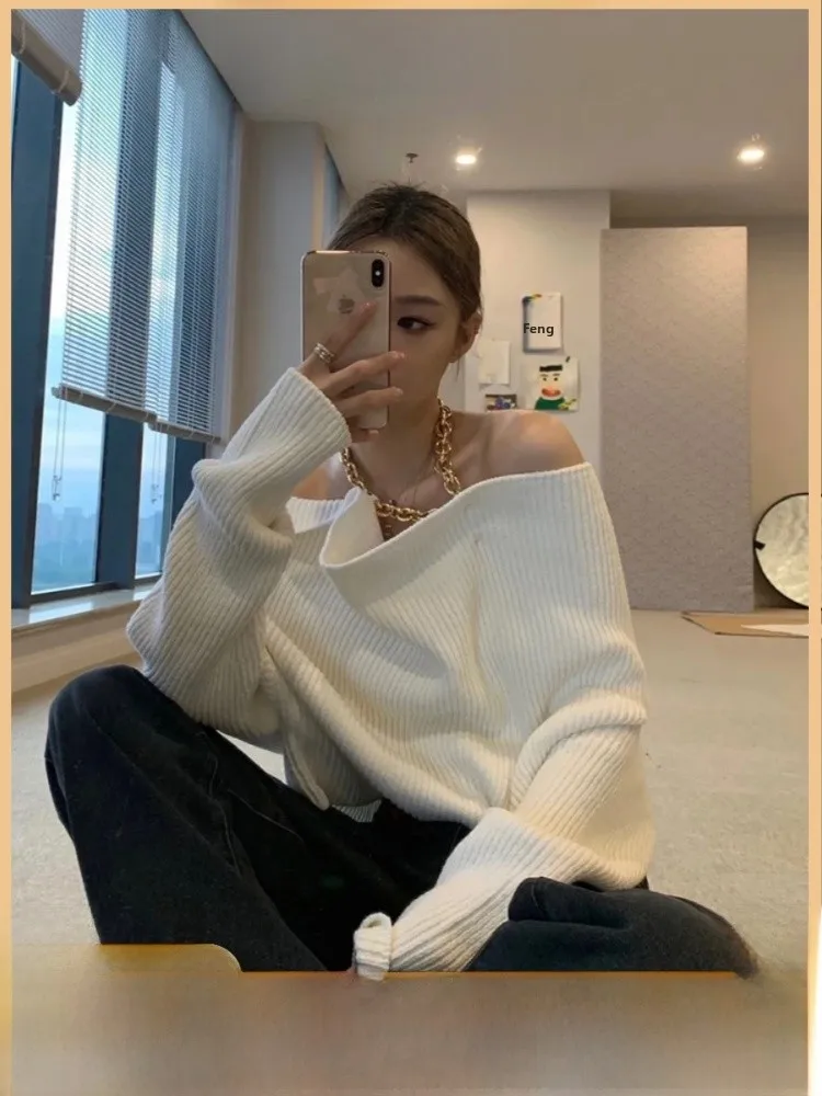 

Женский вязаный свитер с металлической цепочкой на шее, свободного кроя, с дизайном на плечах, однотонный, в корейском стиле, для повседневной носки