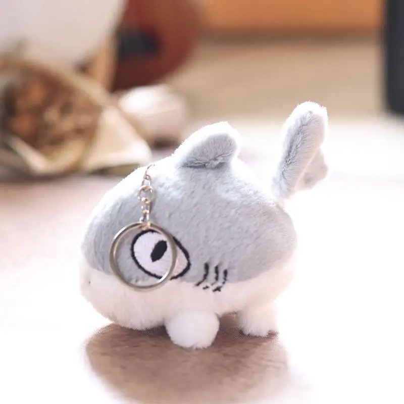 漫画のサメのぬいぐるみキーホルダー：学生バッグにユニークな揺れる小さな魚のアクセント