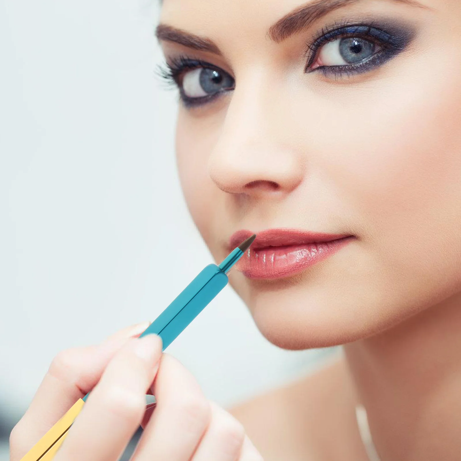 

Peacock Green Retractable Lip Brush Portable Design for Touch Ups Beginner Friendly Lipstick Balm Liner Applicator