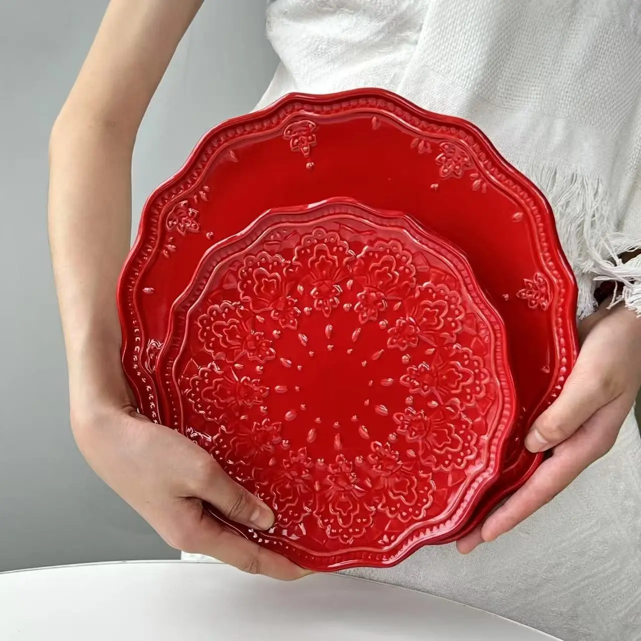 

Red High-texture Ceramic Plate European Lace Relief Plate 8.5 Inch 10.8 Inch Ceramic Plate Art Tableware