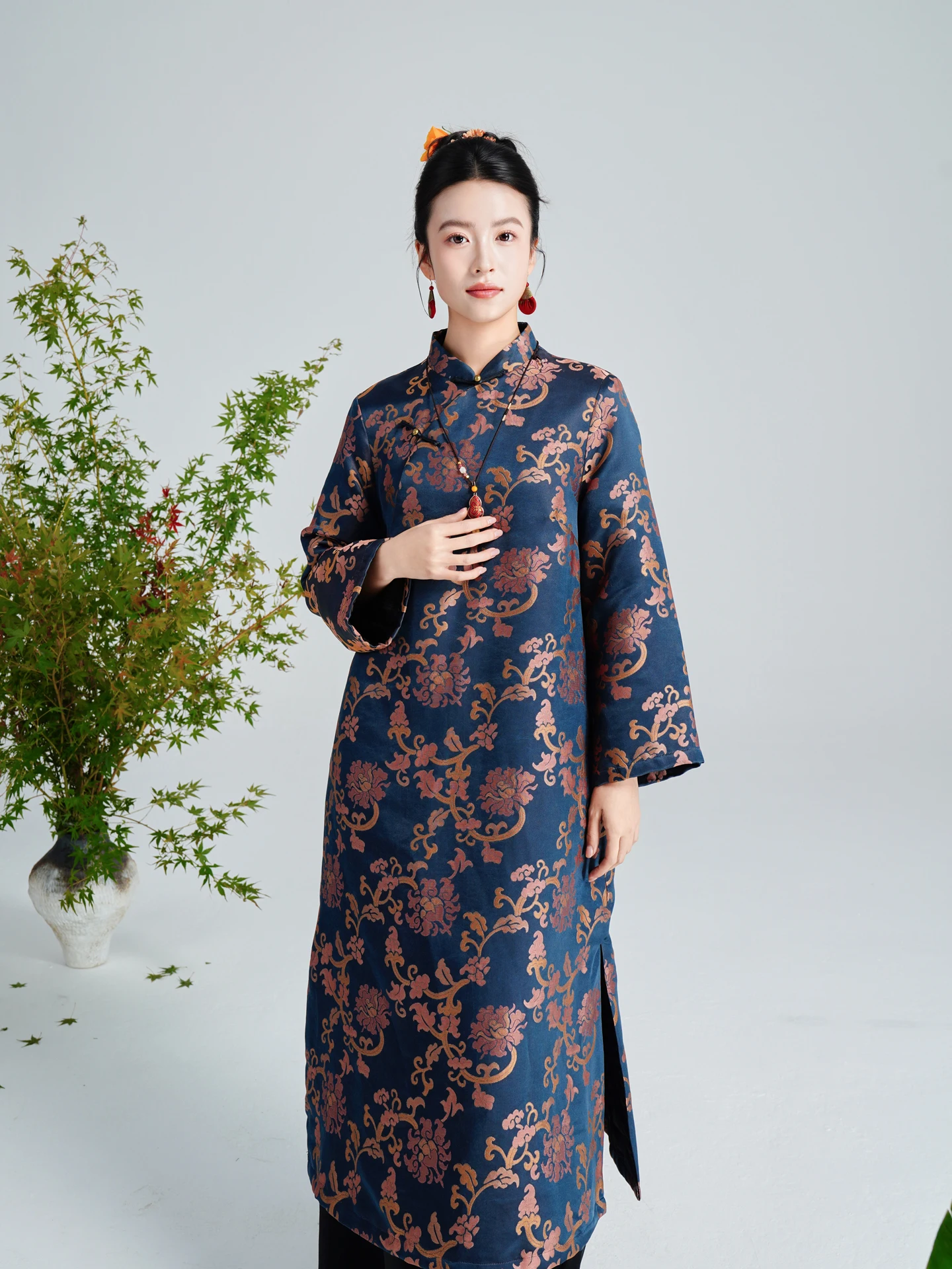 

Новое китайское длинное шелковое платье-ципао с двойным слоем утепления, осенне-зимнее, с узором ветвей, женское...