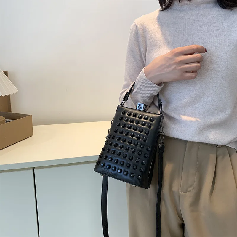 Vintage Rivet Studded With Diamond Metal Frame Buckle Clip Handbag For Women Fashion Casual Simple British Style Crossbody Bag