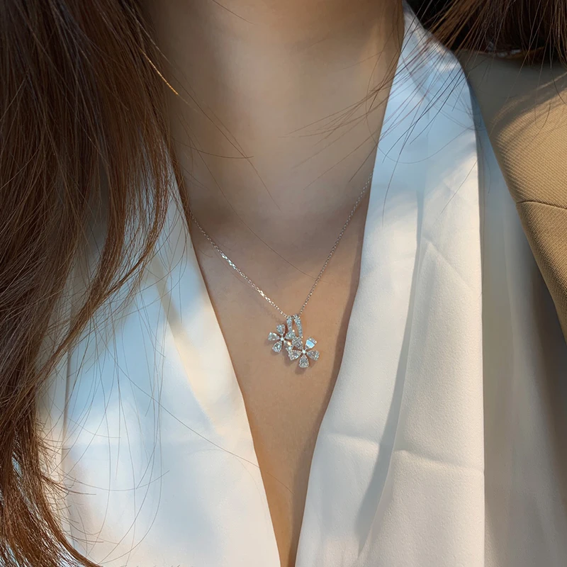 LUOWEND 100% 18K White Gold Necklace Elegant Flower Shape 0.60carat Real Natural Diamond Pendant Necklace for Women Fine Jewelry