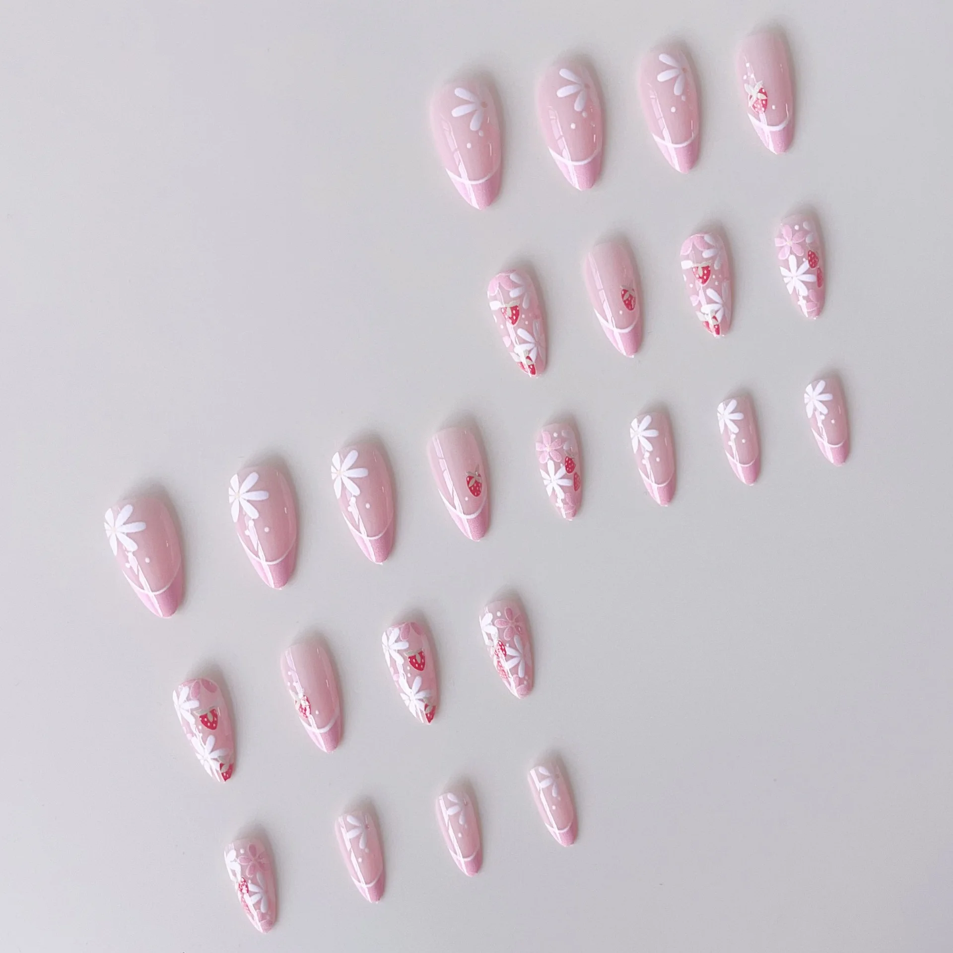 24pcs Ins 짧은 아몬드 거짓 손톱 봄 다채로운 꽃 빨간 딸기 디자인 가짜 손톱 달콤한 소녀 네일에 핑크 프렌치 프레스