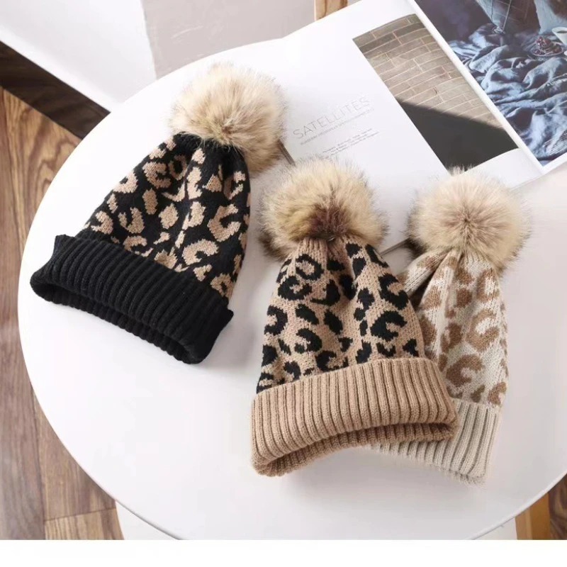 للجنسين الخريف الشتاء ليوبارد طباعة نمط شعري متماسكة قبعة القبعات الدافئة في الهواء الطلق مع ليوبارد طباعة توالت كرات الفراء قبعة صوفية