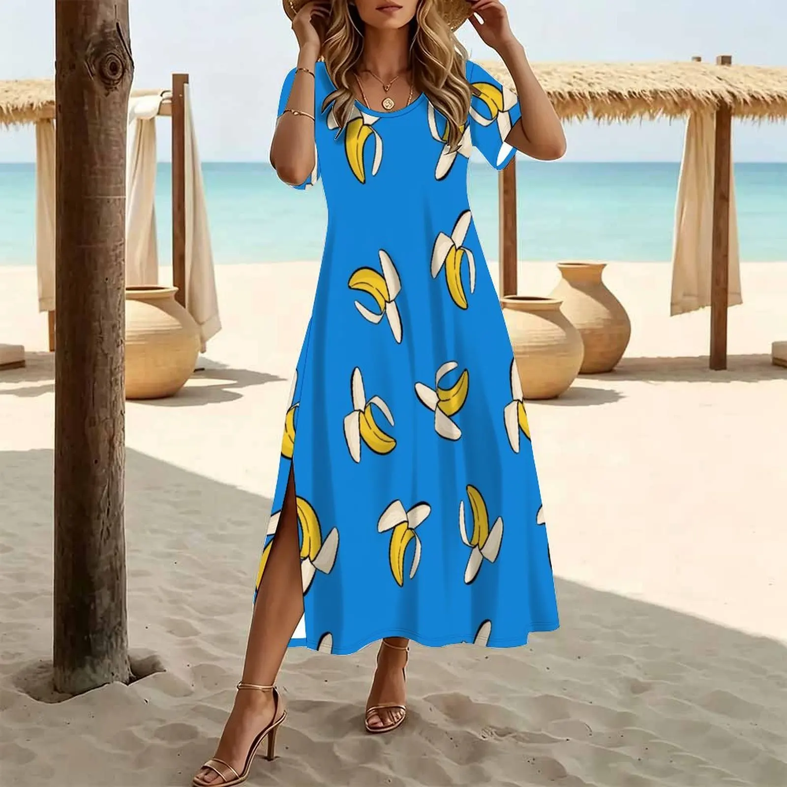 Vestido largo de mujer con cuello redondo, manga corta y abertura lateral, con estampado de plátanos sobre fondo azul.