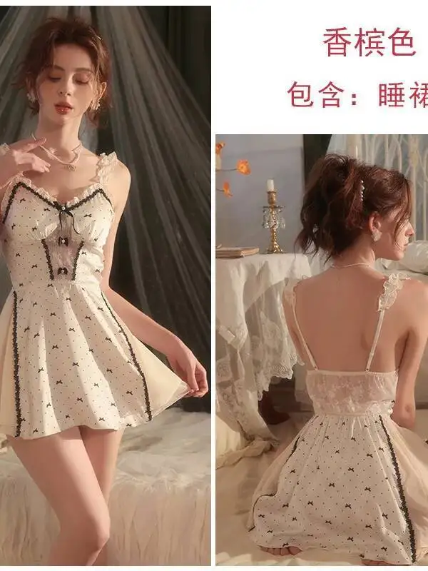 Sukienka z jedwabiu w słodkim stylu, z głębokim dekoltem w serek, wkładkami na biust, nadrukiem w kropki i kokardą, bez pleców, na ramiączkach, bez rękawów, urocza, model EFVK.