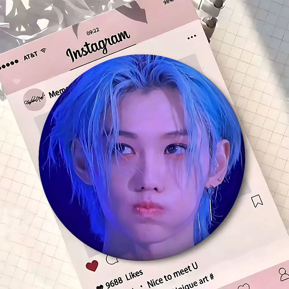 الكورية الذكور المعبود F-FelixS شارات زر PinsBrooch الإبداعية مضحك يقتبس شارة الملابس على ظهره مجوهرات هدية للأطفال الأصدقاء