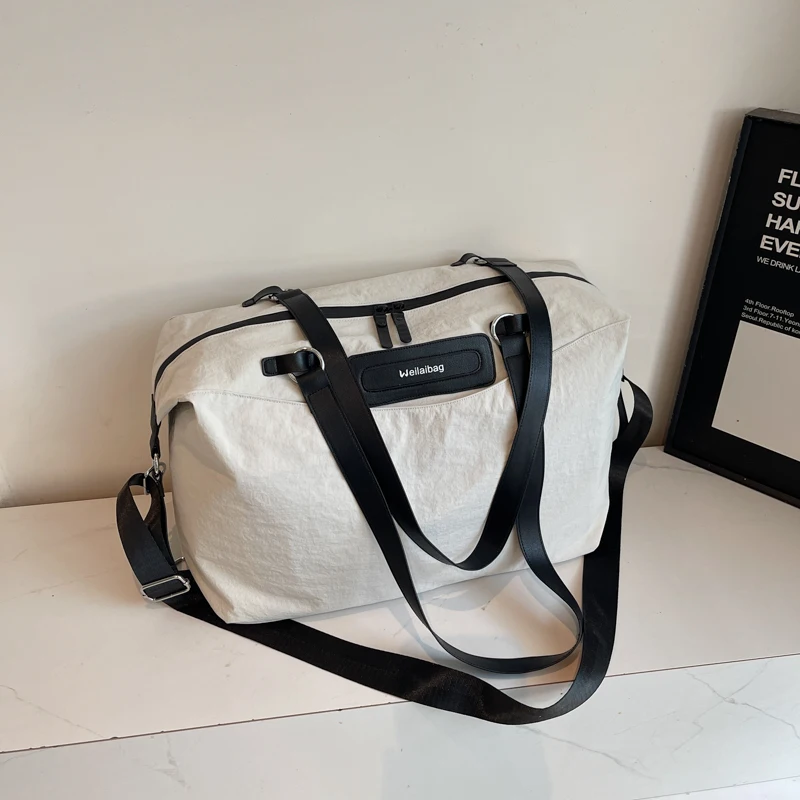 

Large-Capacity Minimalist Khaki Travel Bag Casual, Versatile Waterproof Shoulder Bag Stylish Sports Fitness Bag