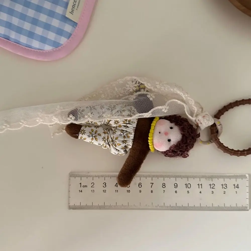 ソフトぬいぐるみバッグペンダント、カールした人魚人形、アニメぽっちゃり人形キーホルダー、ファッションチャーム、ユニセックスチャーム