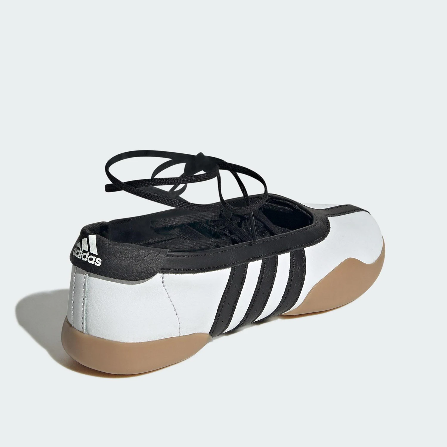 حذاء باليه نسائي رسمي من Adidas ذو نعل رفيع ورباط JR7030