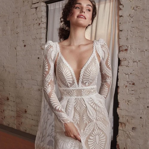 Exquisito vestido de novia de encaje con escote en V profundo y espalda descubierta, ilusión bohemia con chaqueta de manga larga, corte en A romántico personalizado hasta el suelo