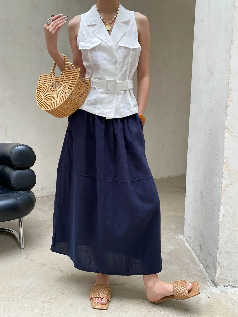 Sommerliches Damen-Top, einfarbig, mit Reverskragen, Bindegürtel und schlankem Schnitt, ärmellos. – Detail 18