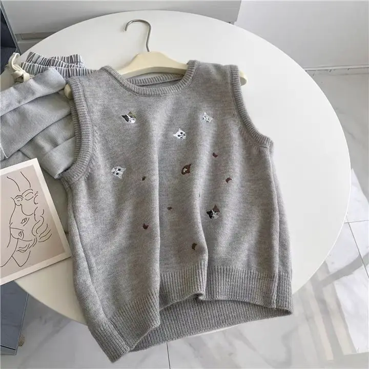 Gilet maglione preppy con ricamo gatto Gilet femminile Chalecos Para Mujeres Temperamento grigio Autunno Gilet lavorato a maglia allentato Top Gilet maglione