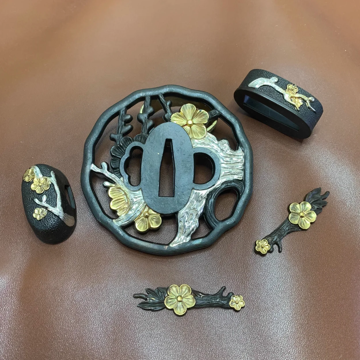 Accesorios de espada de cobre y latón dorados con diseño de flor de ciruelo dorado y plateado tallado a mano para espada japonesa Katana Iadio Tachi