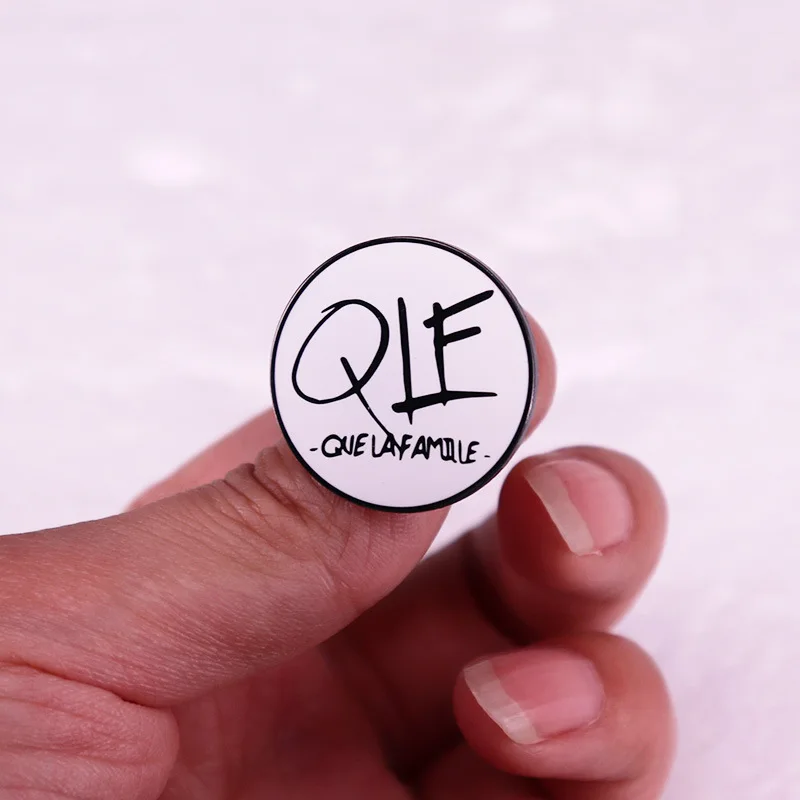 الإبداعية أسود أبيض الفرقة شارة مجموعة الموسيقى أيقونة سلسلة بروش المغني أغنية الطرفية التلبيب دبوس طوق مجوهرات الأزياء المشجعين هدية