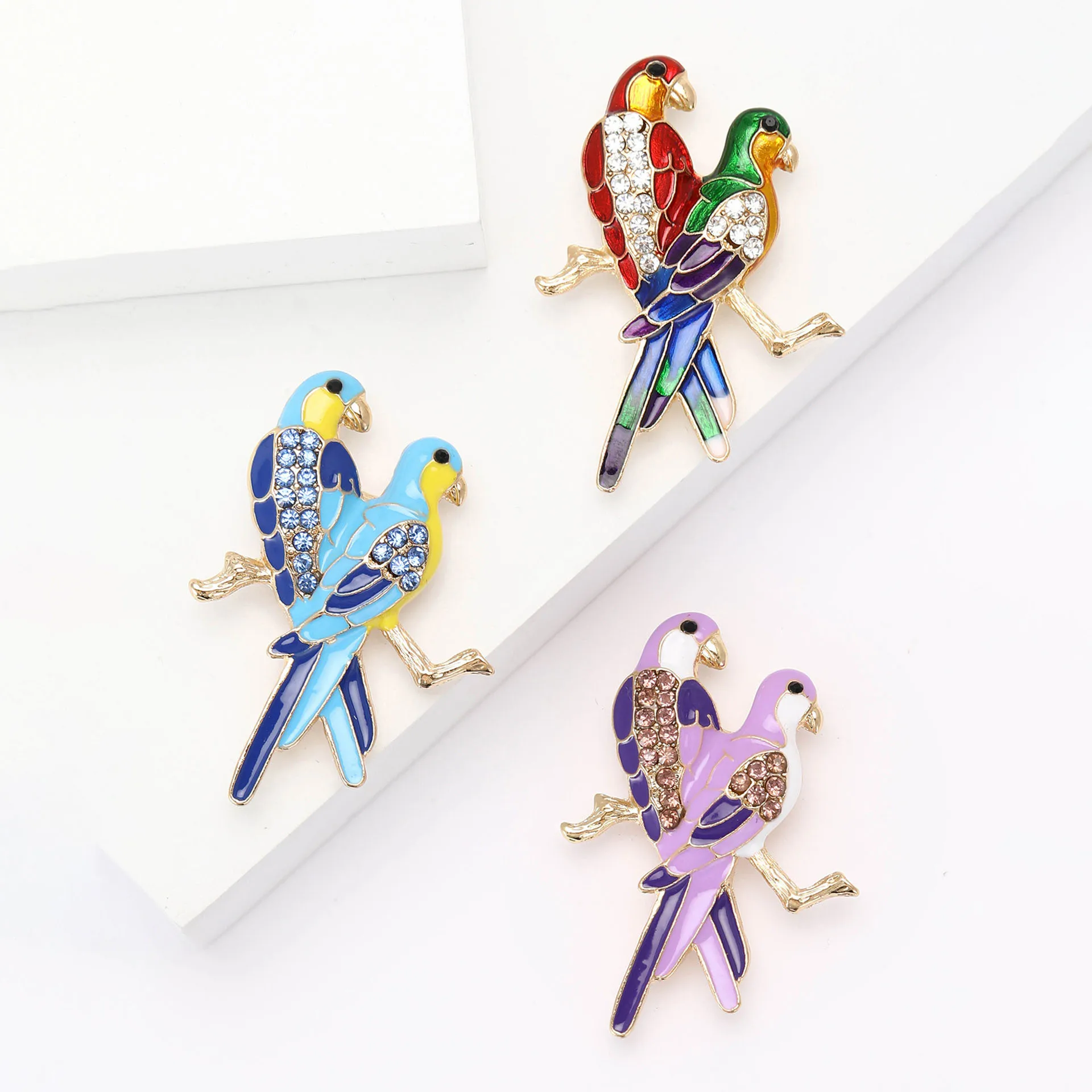 Beautiful Rhinestone Parrot Brooches for Women Unisex Bird Pins Multi-color Available Casual Party Jewellery Accessories Gifts