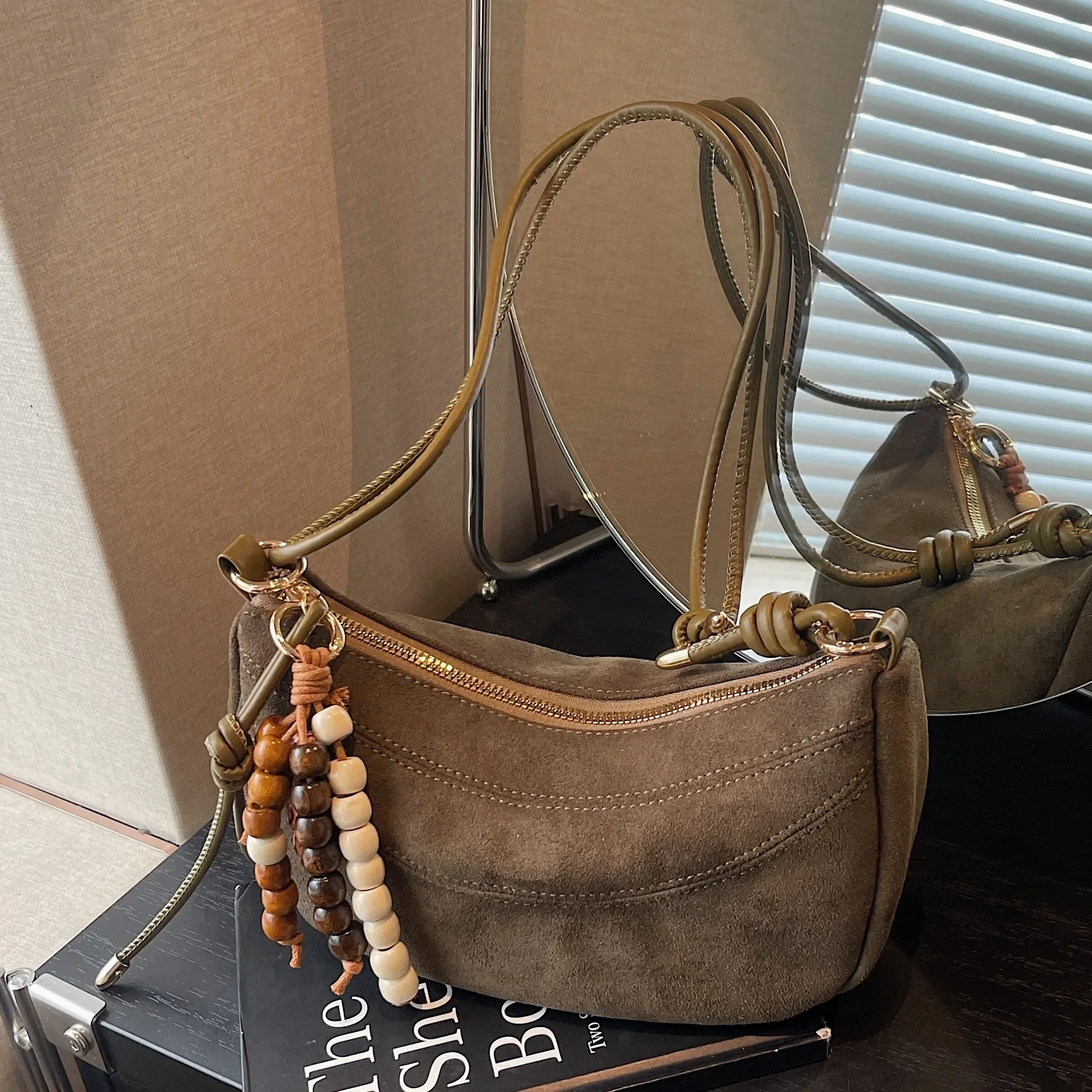 

Women's Bag 2025 New Versatile Textured Shoulder Underarm Bag Niche Crossbody Crescent Bag Retro Suede Tote Bag