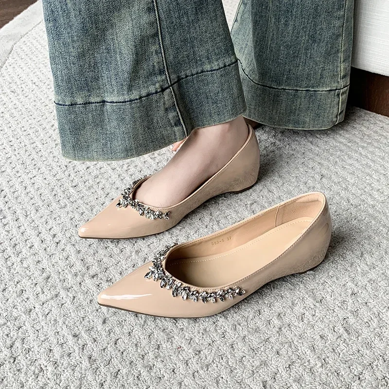 Scarpe basse con bocca superficiale con strass alla moda per le donne Primavera ed estate Nuove scarpe singole sexy comode con punta a punta