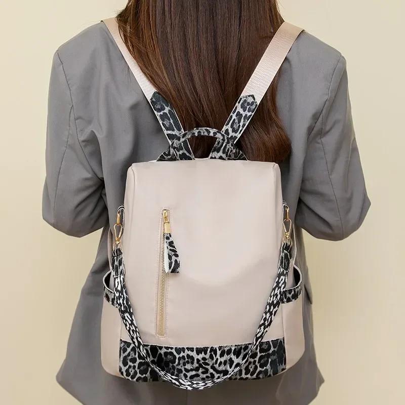 Mochilas informales de nailon a la moda para mujer, mochilas de gran capacidad 2024, con estampado de leopardo Simple, bolsillo Interior con cremallera, mochilas de estilo básico