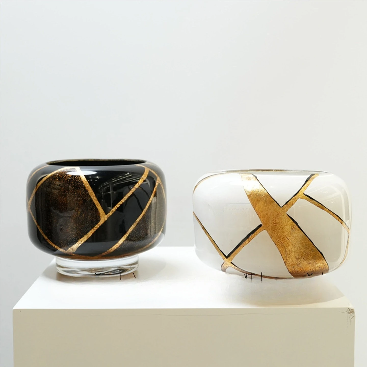 

Средневековая ваза в стиле лёгкой роскоши с чёрно-золотым узором, хрустальным дном и тяжёлой глазурью, украшение для гостиной и столовой.