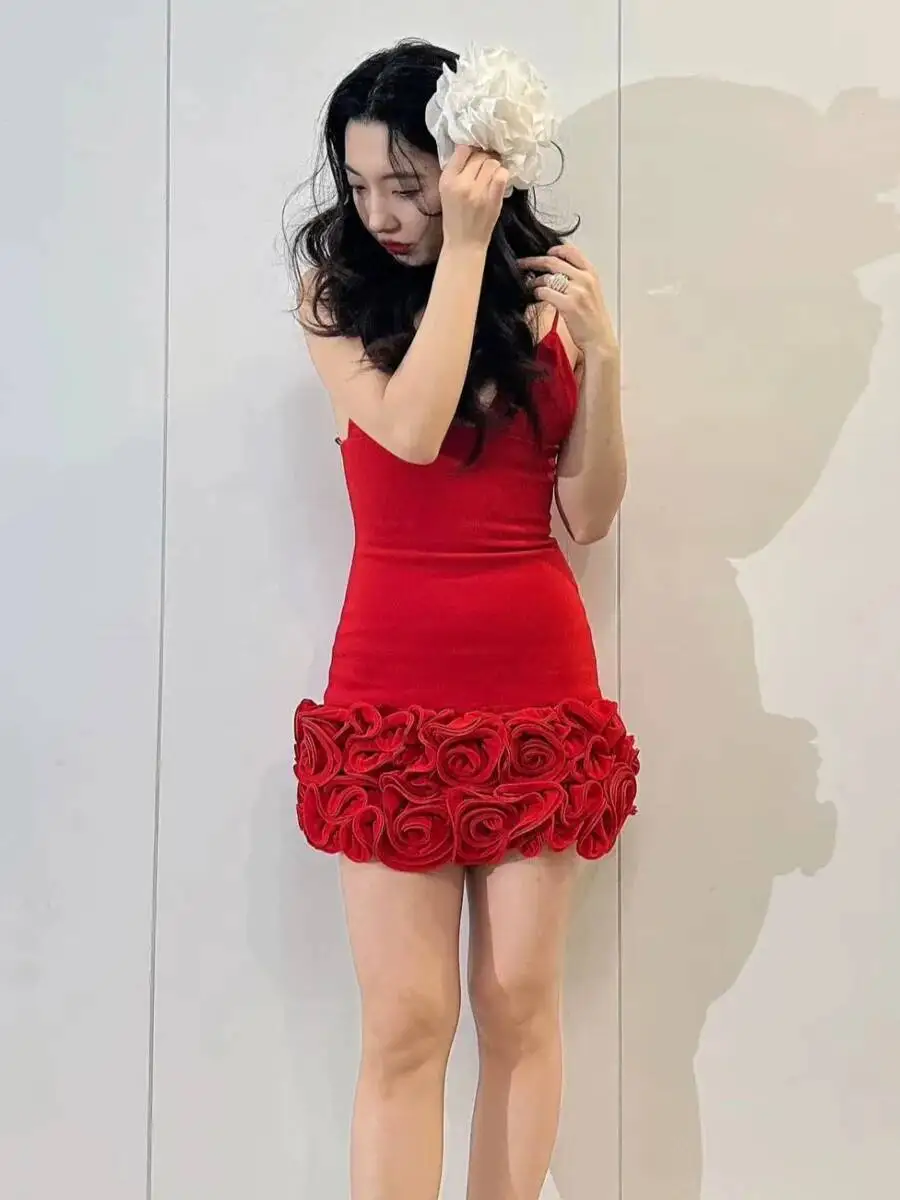 ชุดเดรสสตรีฤดูร้อนใหม่เดรสสั้นสีแดงสายเดี่ยวตกแต่งดอกไม้สามมิติออกแบบทันสมัยและเซ็กซี่ส่วนบุคคล 34O4