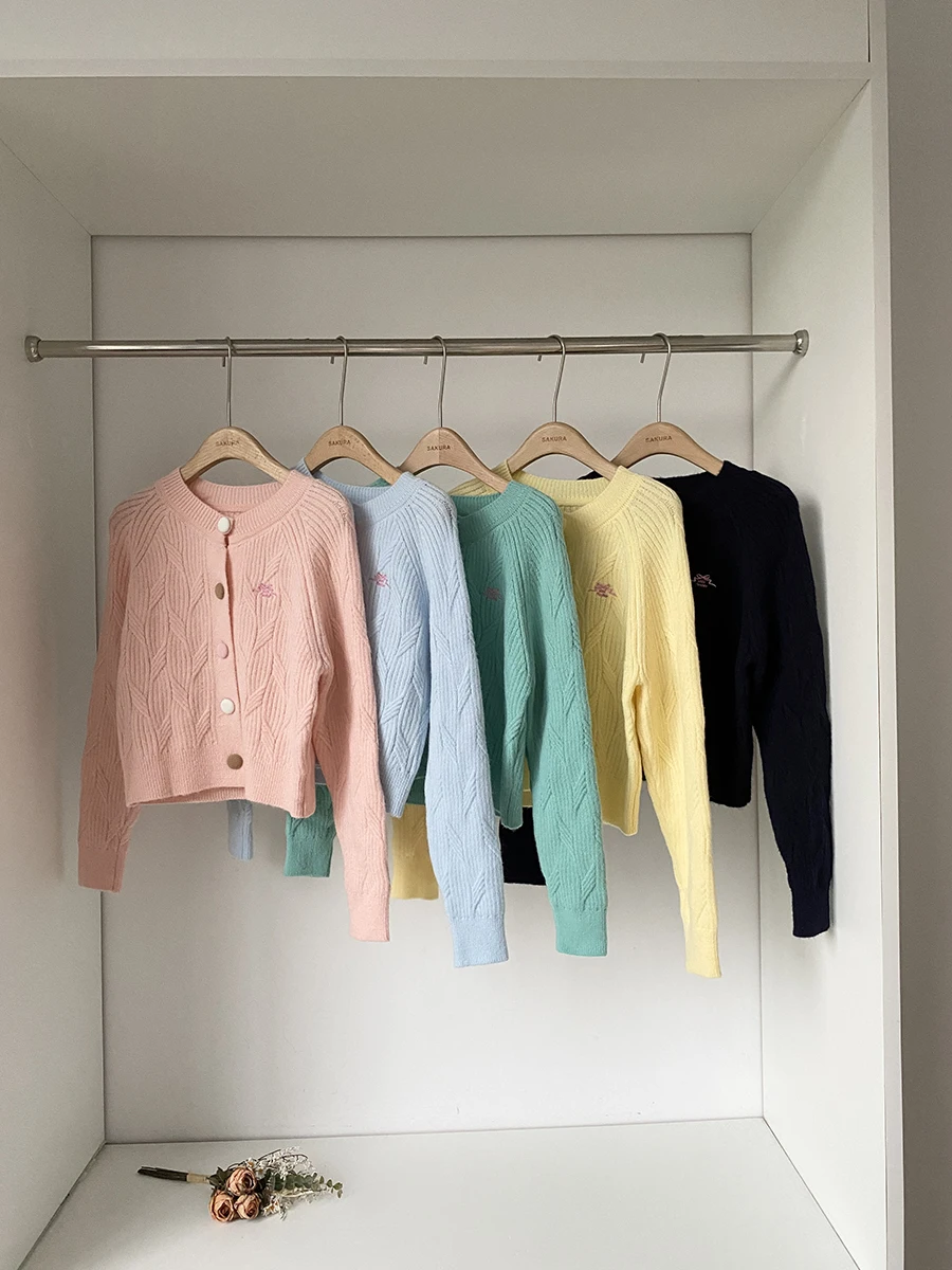 2025年秋新作 スリルーズフィット ロングスリーブ ラウンドネック ボタン付きニットセーター レディース 快適着痩せトップス 韓国風スリルーズフィット