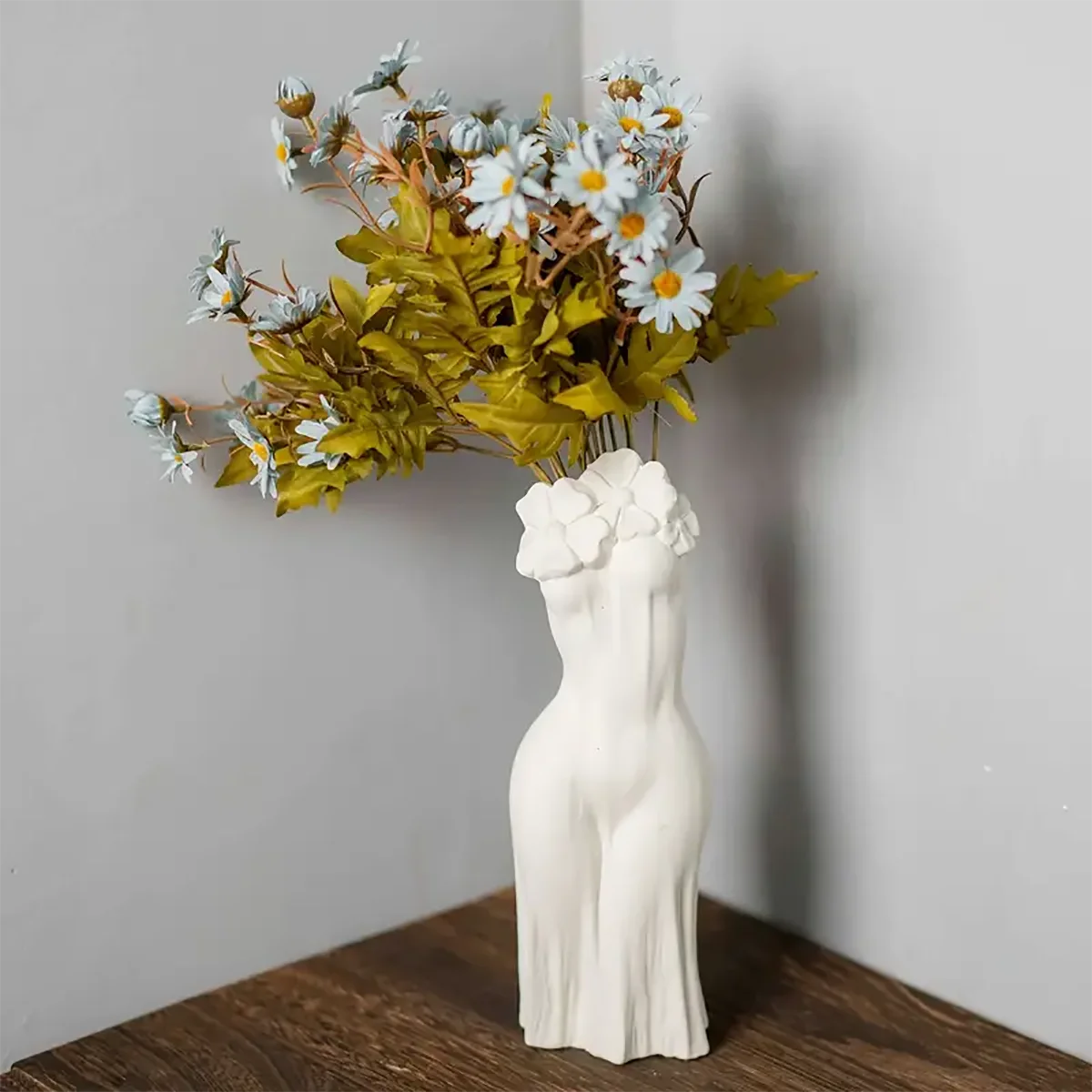 

1шт пластиковая ваза. В форме платья с цветочным декором у горлышку бутылки простого, но стильного.