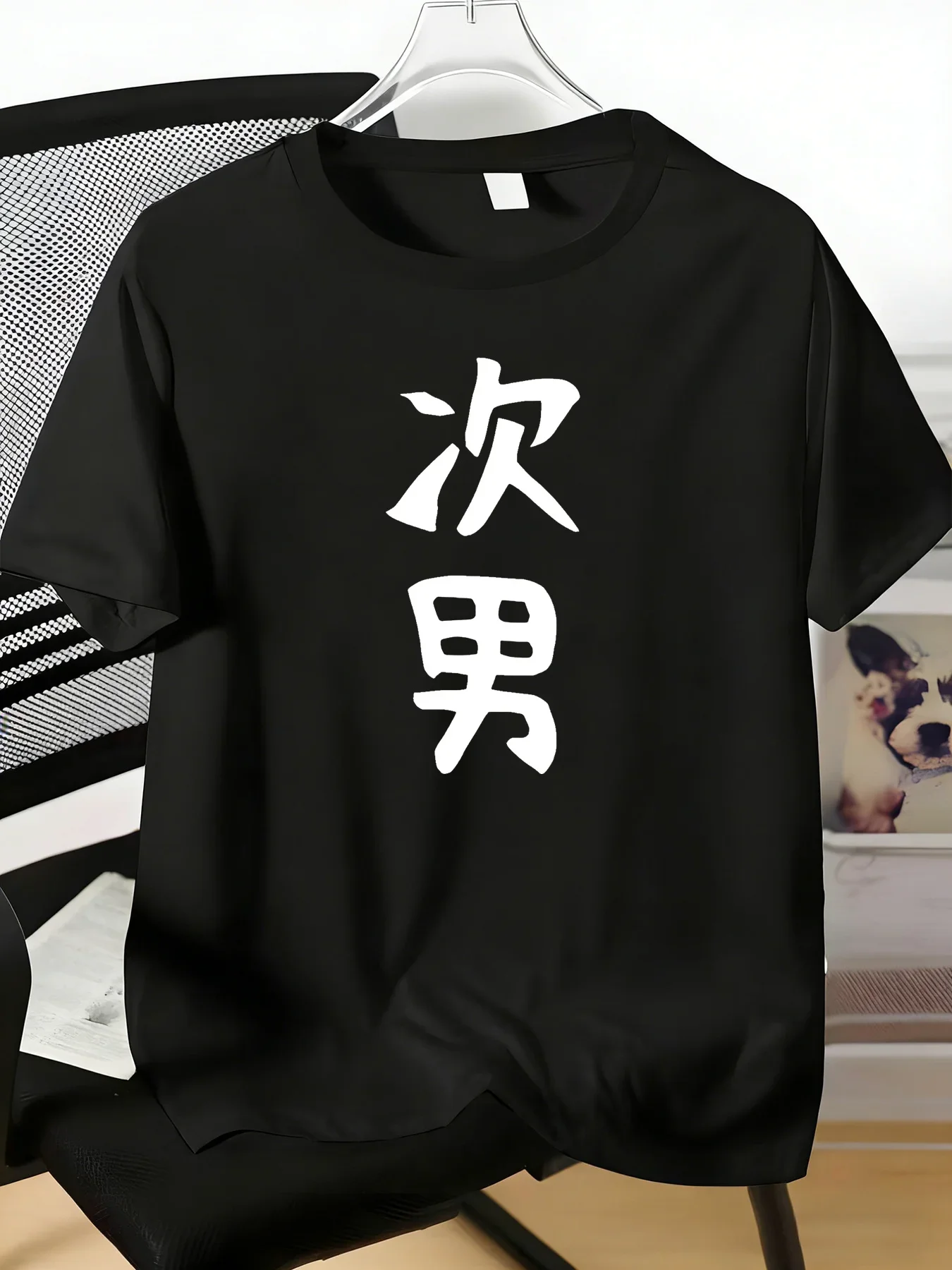 Camiseta Masculina de Gola Redonda com Estampa Vertical Jiro Kanji em Algodão Macio, Manga Curta, Estilo Streetwear, Casual, Básica, Solta, para o Verão.