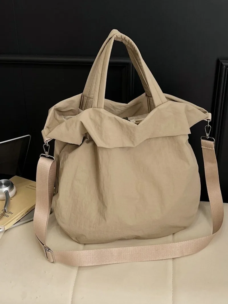 CEEKAY Mattschwarze, gekräuselte Nylon-Umhängetasche, übergroße, weiche Umhängetasche mit einfacher Überschlagöffnung, breiter, verstellbarer Stoffriemen, lässige Handtasche – Detail 1