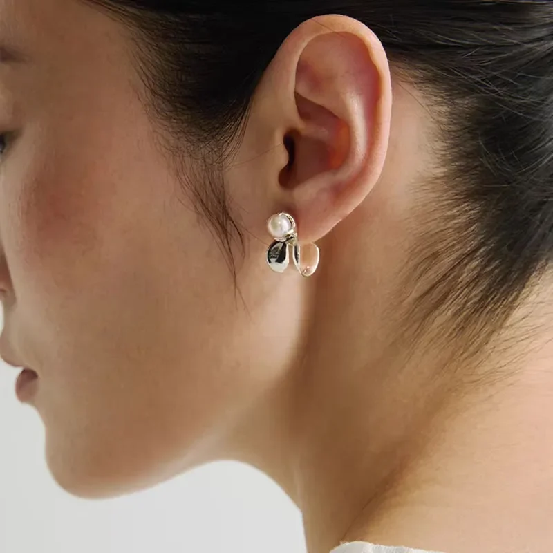 Temperament elegant white pearl earrings light luxury versatile high-end stud earrings cold wind niche design earrings women