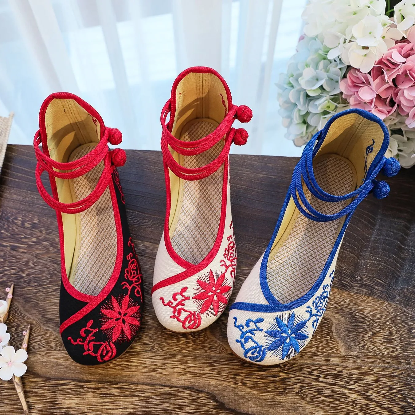 Size 34-43 Chinese Ethnic Low Heel Shoes Blue And White Porcelain Shallow Mouth Embroidered Cloth Flats Soft Bottom Women Shoes