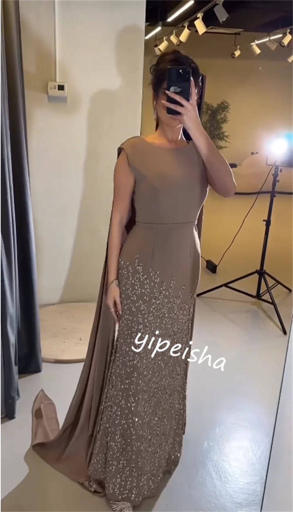 Kualitas tinggi berkilau indah Jersey berpayet Quinceanera terompet sendok leher acara Bespoke gaun panjang