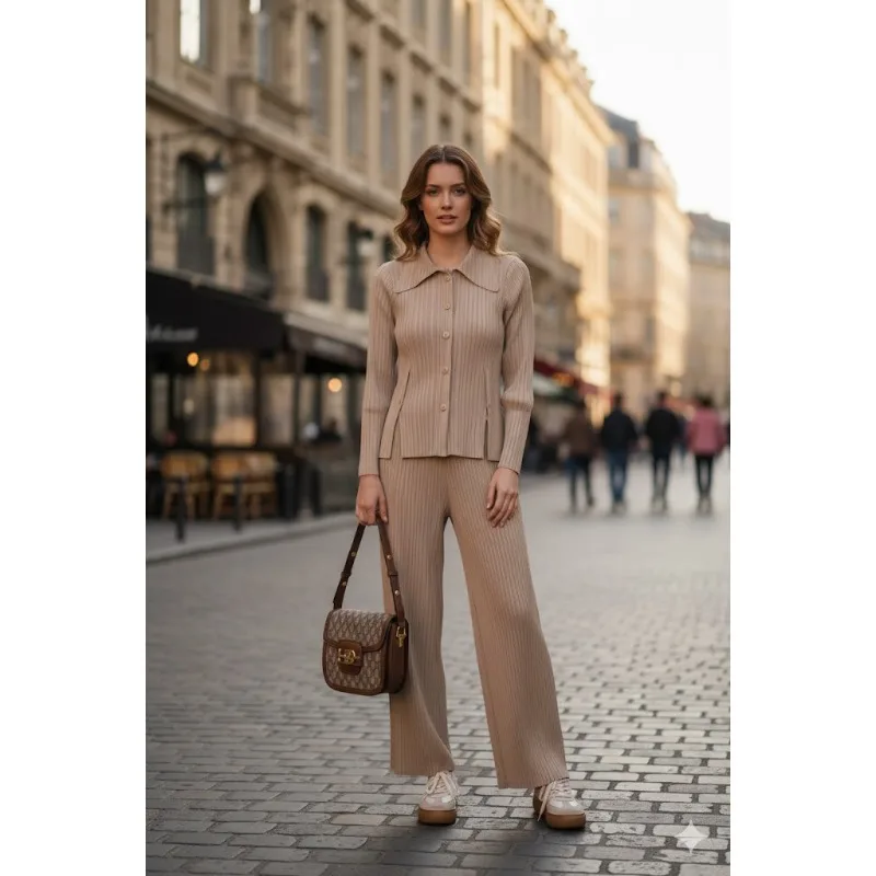 

Женский брючный костюм 2026: плиссированный топ с отложным воротником и свободные прямые брюки в стиле Мияке. Модная весенняя коллекция.