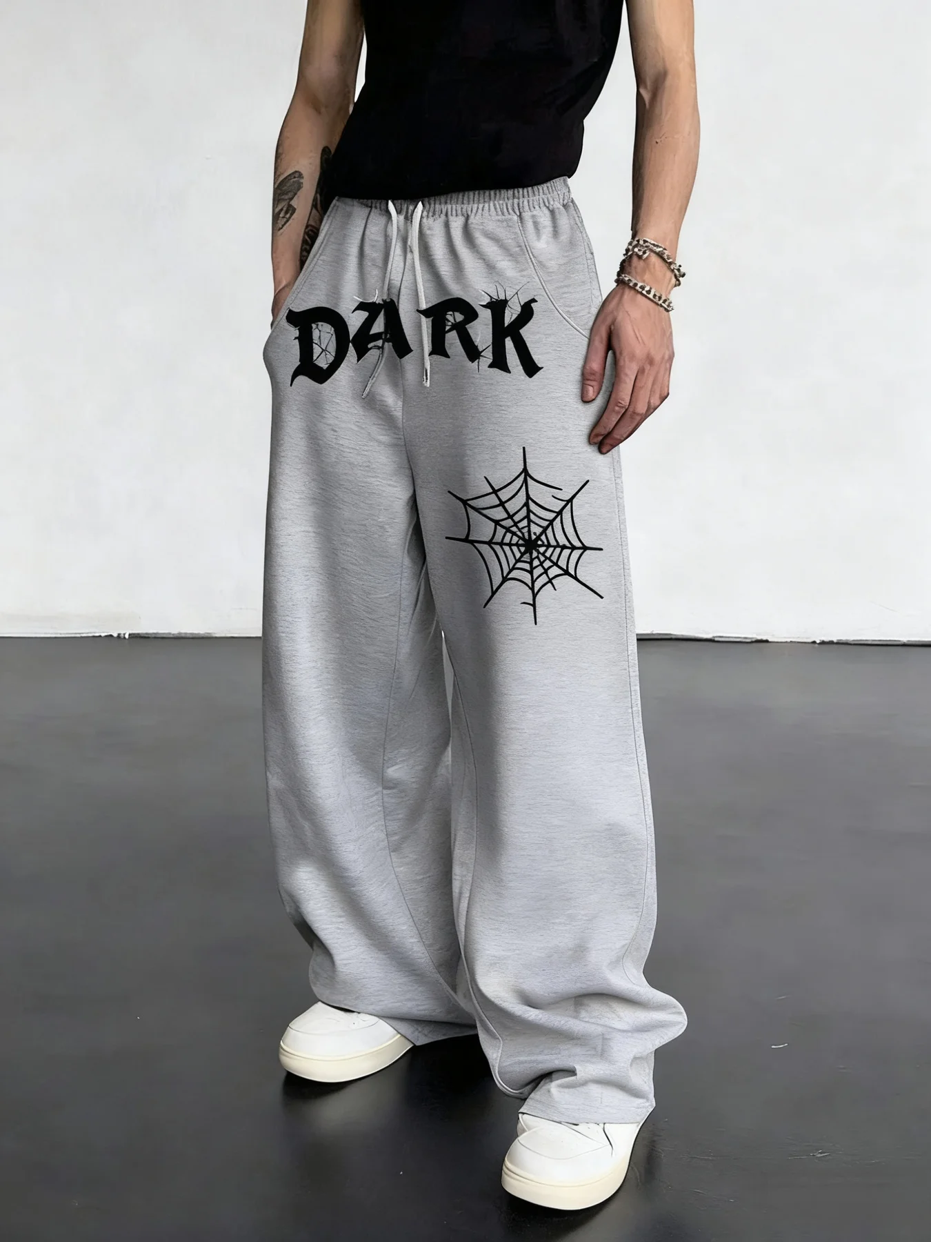 

Модные мужские повседневные широкие брюки в уличном стиле серого и черного цвета с буквенным принтом в виде паутины, с деталями, включая шнурку