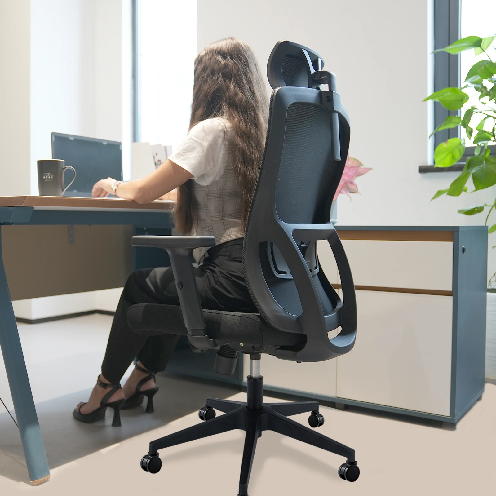 Ergonomischer Bürostuhl mit Netzrücken, Hoher Rückenlehne, Verstellbarer Kopfstütze und 6cm Lendenwirbelstütze 130 ° Verstellbarer Schreibtischstuhl 150kg