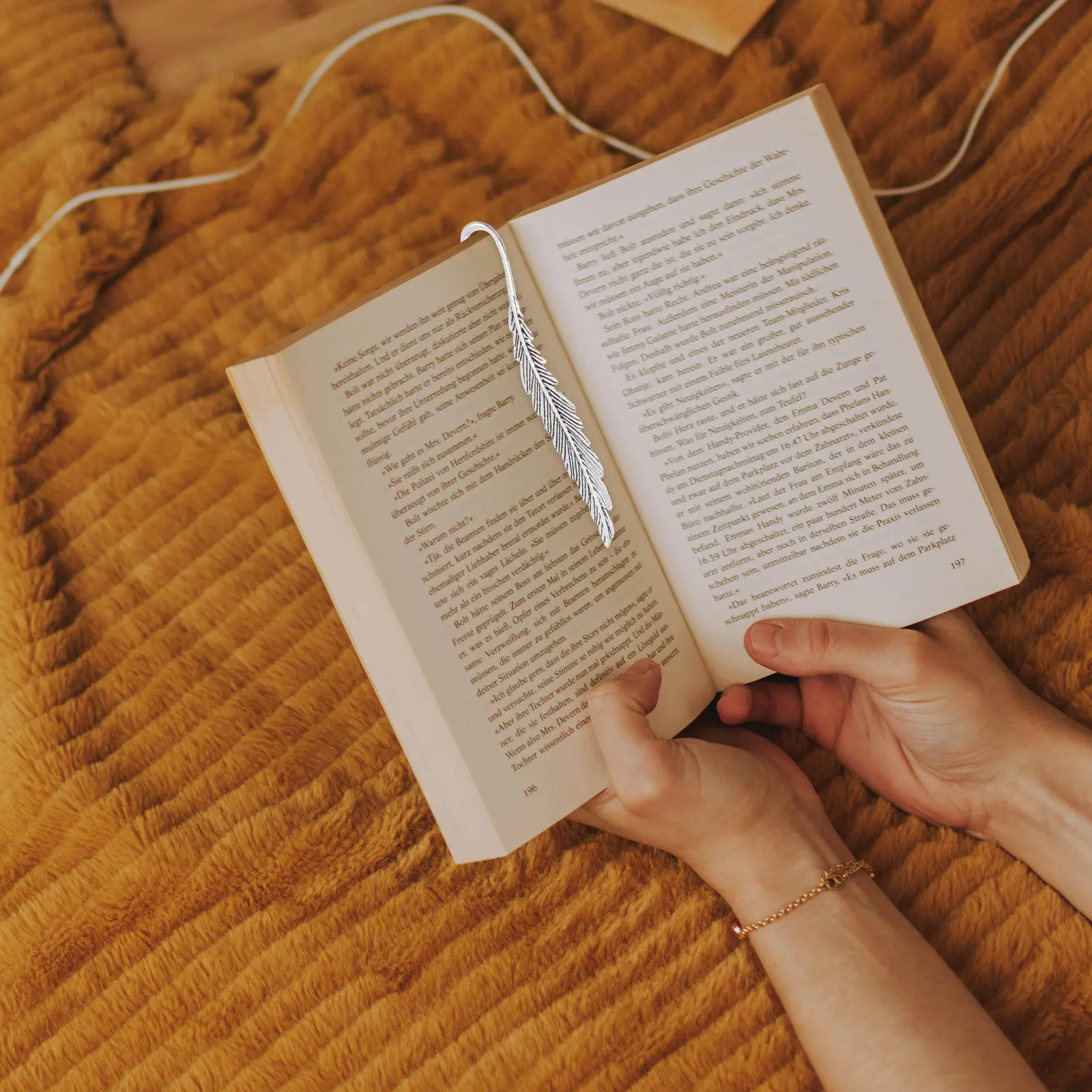 

2Pcs Night Glow Constellation Bookmarks Metal Exquisite Shaped Luminous Page Markers for Women Creative Unique Reading Gifts